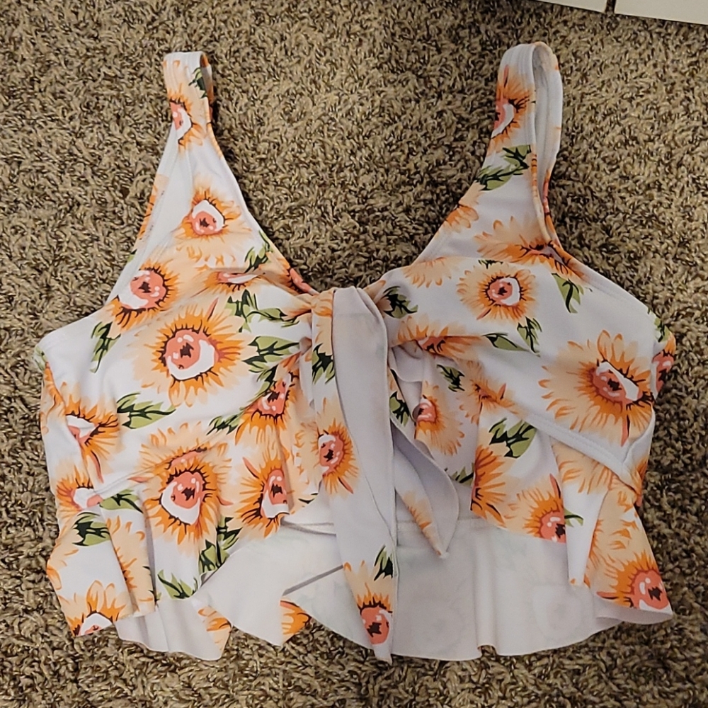 🍒Ruffle Knot Front Bikini top